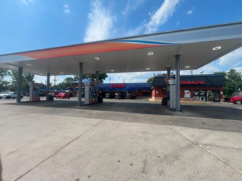 Tornado Berwyn - 76 Gas Station